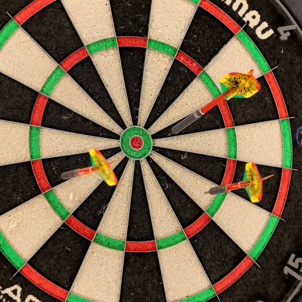Jouer aux fléchettes à Montpellier avec des amis au Trèfle Rouge