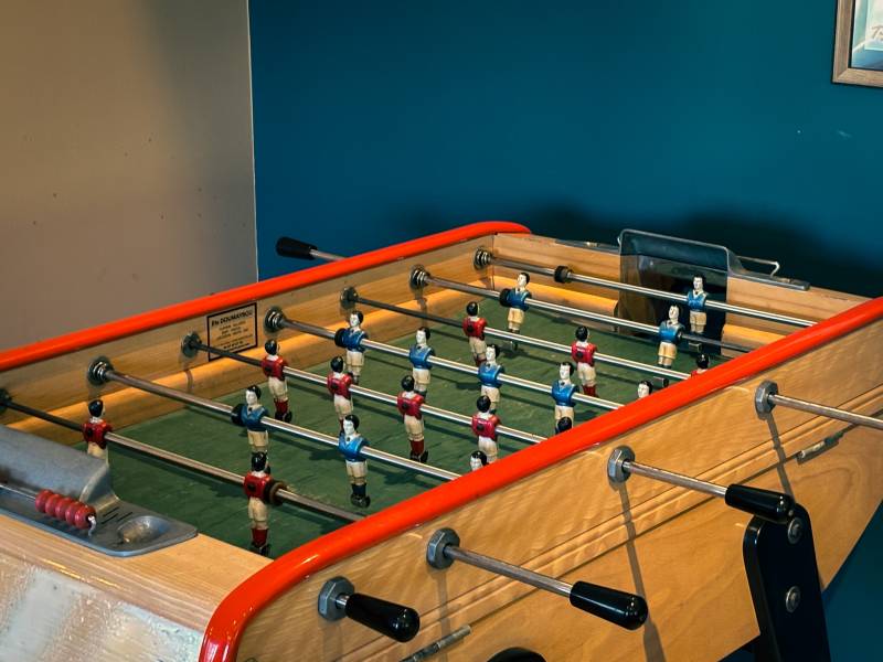 Jouer au baby foot à Lattes