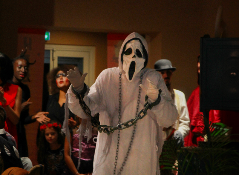 Ambiance décorée pour Halloween au Trèfle Rouge, restaurant insolite à Montpellier.